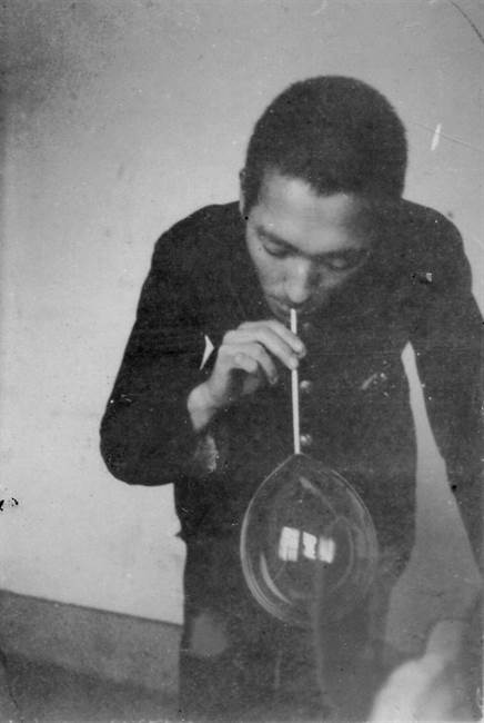 シャボン玉で遊ぶ