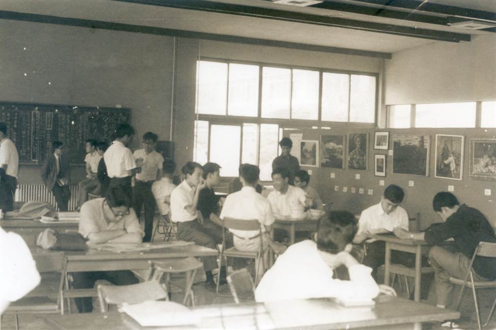 学生ホールで美術展