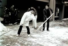 1984年の中学入試・除雪する先生たち