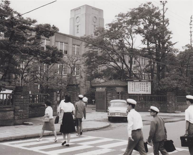 1960年代の正門と三号館