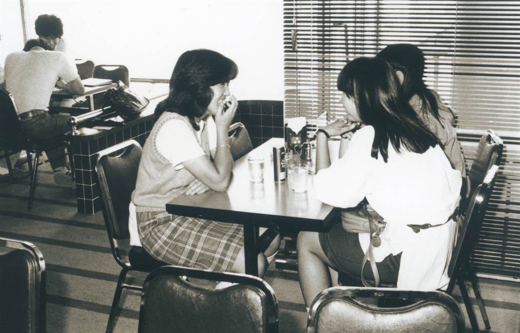 カフェテリアでの女子学生