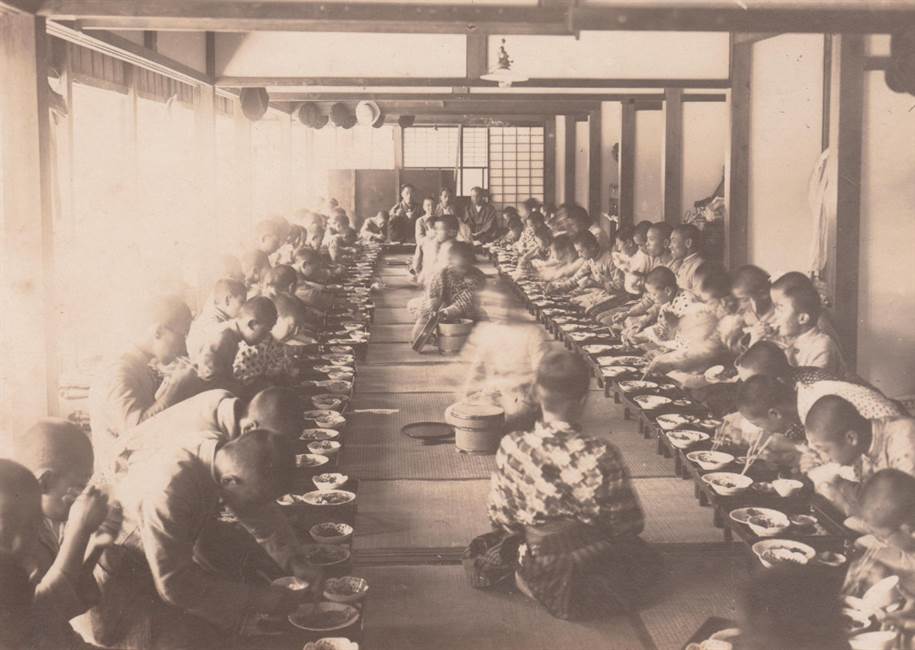 山上学校の食事風景