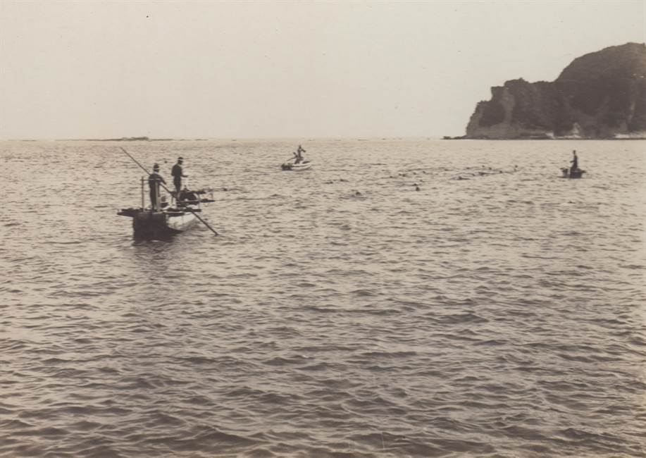 海浜学校での遠泳風景