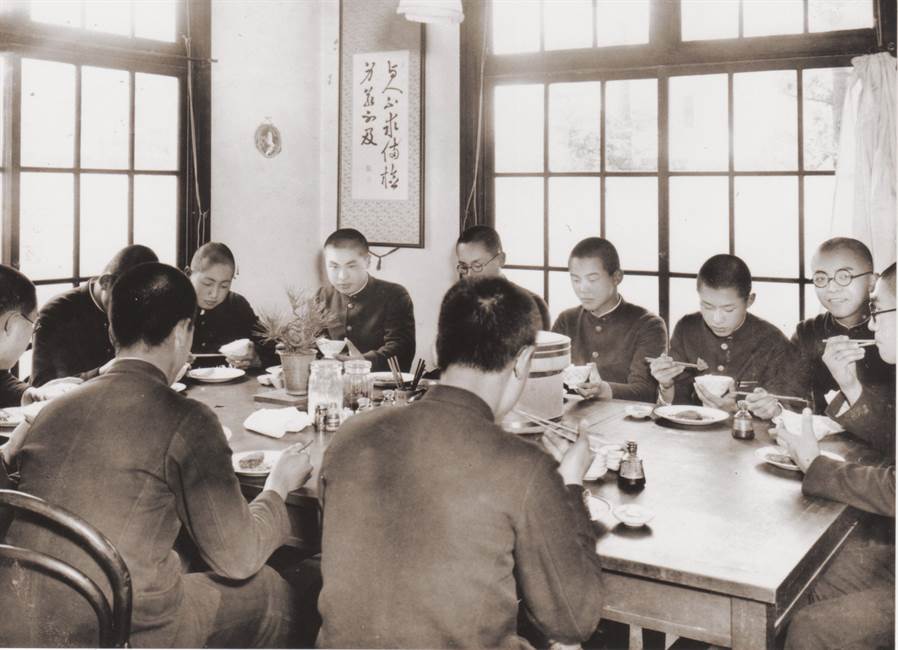 寮生の食事風景