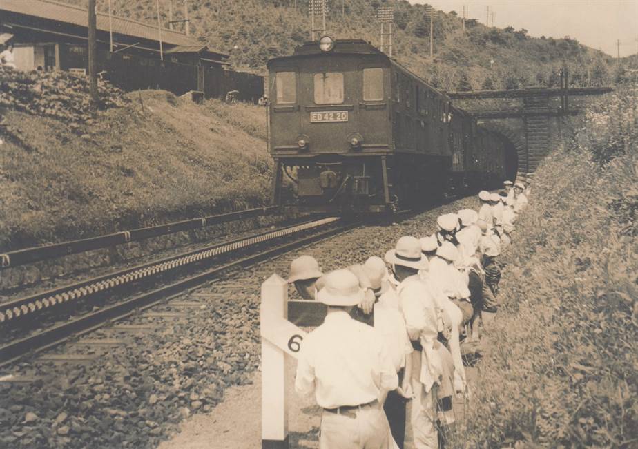 アプト式の信越本線と生徒