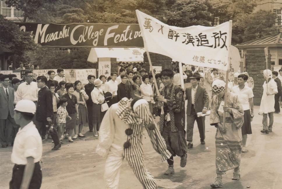 文化祭での仮装行列