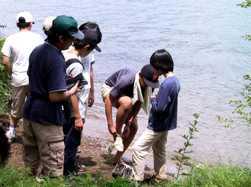 山上学校での水遊び