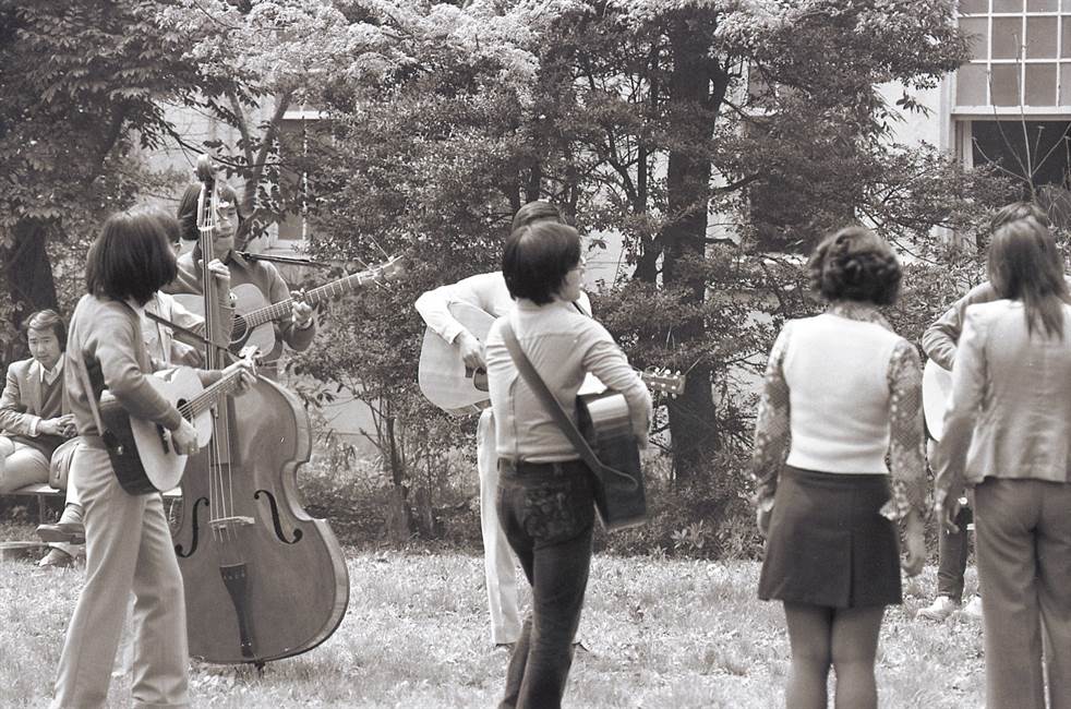 中庭でフォークソング