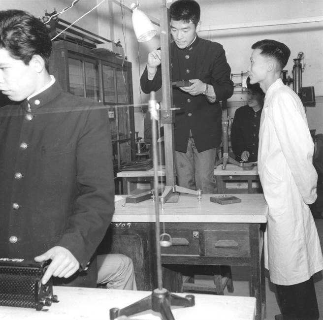 小林奎二教諭・教授による物理学実験