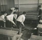 1957年の教室掃除