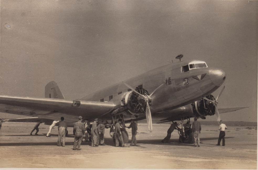 羽田飛行場のDC-3旅客機