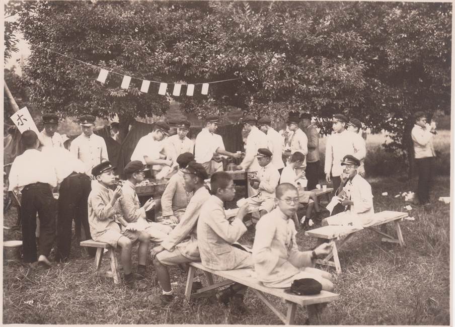 園遊会での売り子と客