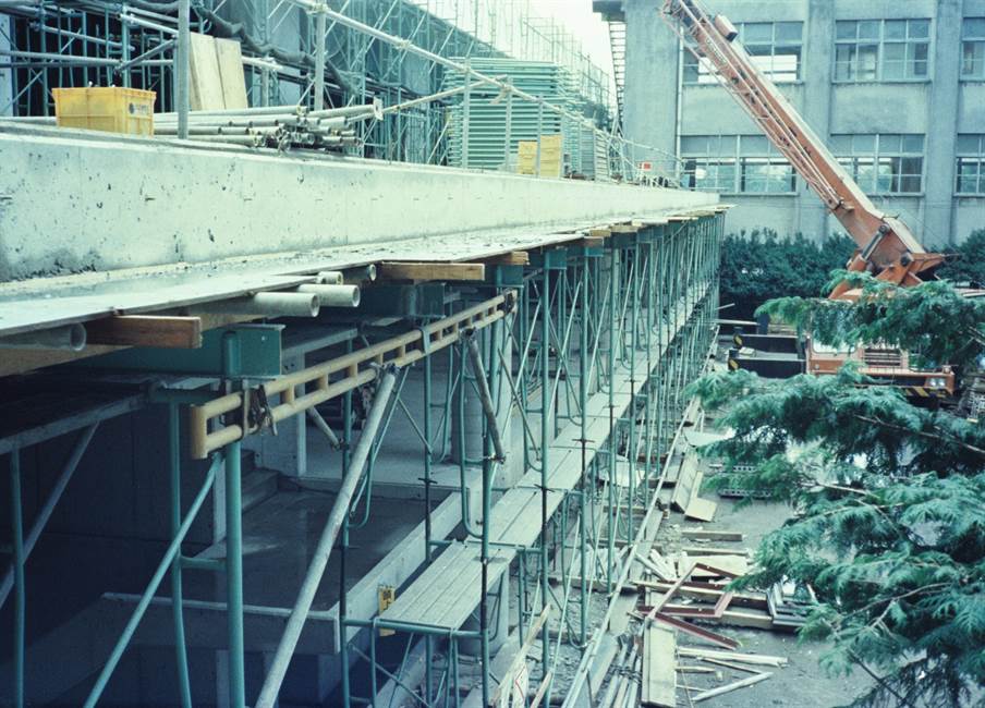 建築中の中講堂棟