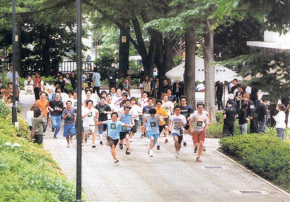 学内運動競技大会・構内を走る