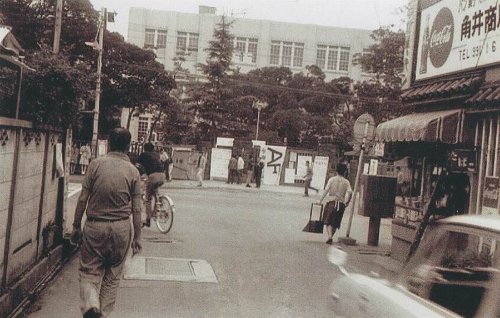 江古田の町からみた三号館