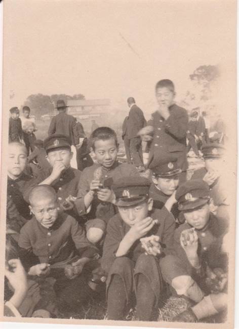 収穫物を食べる