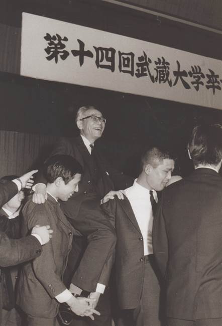 謝恩会での芹沢彪衛教授