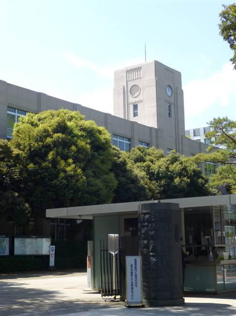 正門と大学三号館