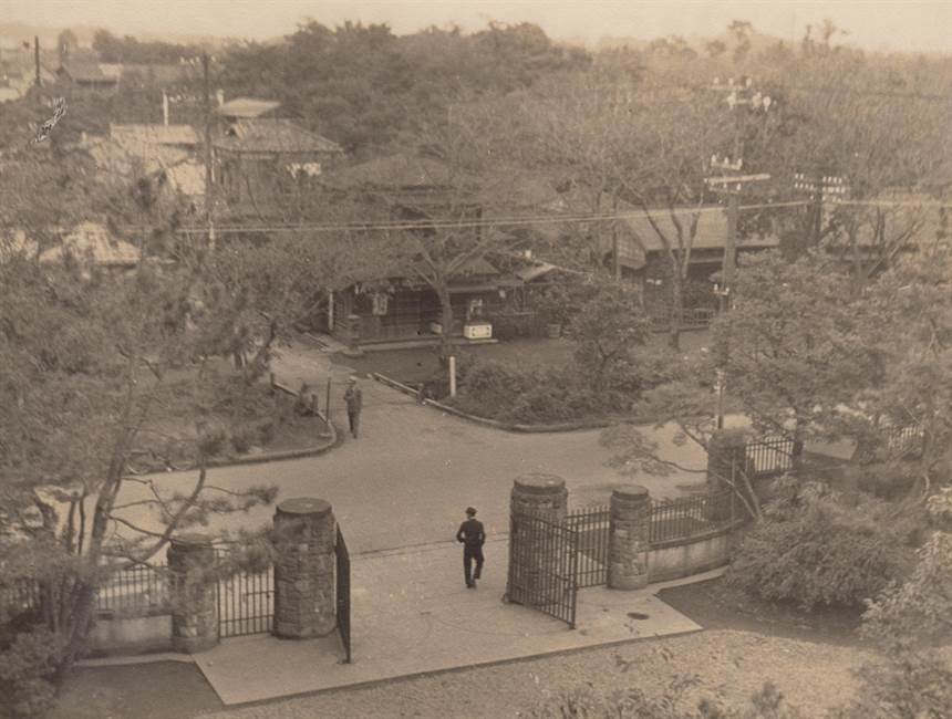 正門と江古田の町