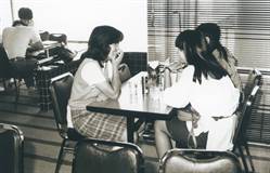 カフェテリアでの女子学生