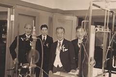 根津化学研究所を視察する根津理事長