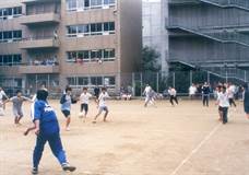 テニスコートで