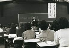 講演する岡茂男学長